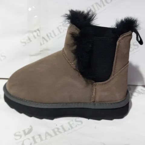 BOXED PAIR OF EMU AUSTRALIA SHARKY BOOTS IN TAN UK SIZE 3