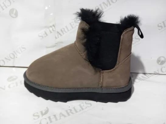 BOXED PAIR OF EMU AUSTRALIA SHARKY BOOTS IN TAN UK SIZE 3