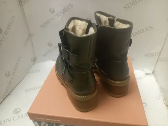 BOXED MODA CORNELIA KHAKI LWATHER BOOTS - SIZE 6