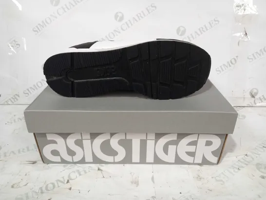 BOXED PAIR OF ASICSTIGER GEL-LYTE TRAINERS IN WHITE/BLACK UK SIZE 9