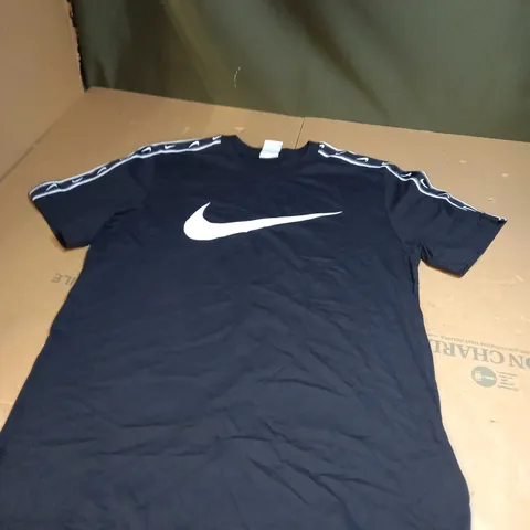 BLACK NIKE T-SHIRT SIZE M 