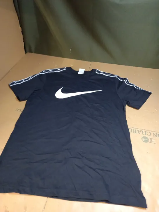 BLACK NIKE T-SHIRT SIZE M 