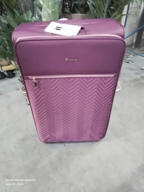 BRAND NEW IT BRAND LARGE LUGGAGE CASE ON WHEELS IN PURPLE AND ROSE PINK WITH LEOPARD PRINT INTERIOR 