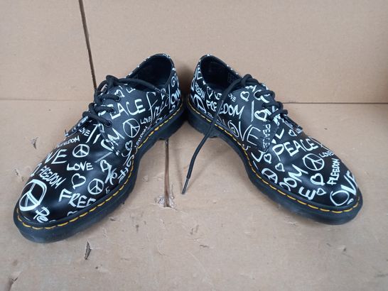 BOXED PAIR OF DESIGNER SHOES IN THE STYLE OF DR. MARTENS IN BLACK/WHITE UK SIZE 8