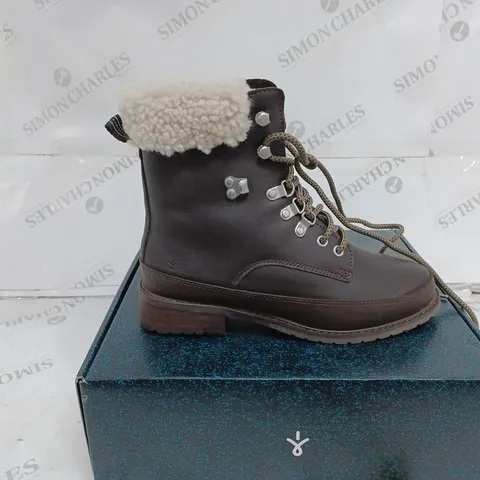 BOXED PAIR OF EMU AUSTRALIA OKAB BOOTS IN ESPRESSO - UK SIZE 6