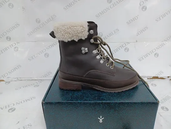 BOXED PAIR OF EMU AUSTRALIA OKAB BOOTS IN ESPRESSO - UK SIZE 6