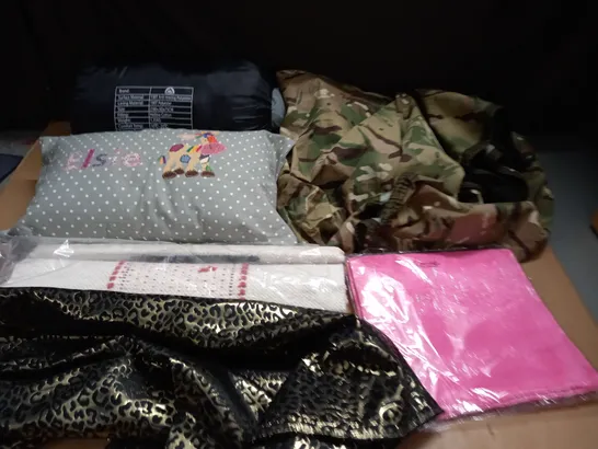 LOT OF ASSORTED HOUSEHOLD FABRIC ITEMS TO INCLUDE SLEEPING BAG, CAMO COVER AND FILLED CUSHION