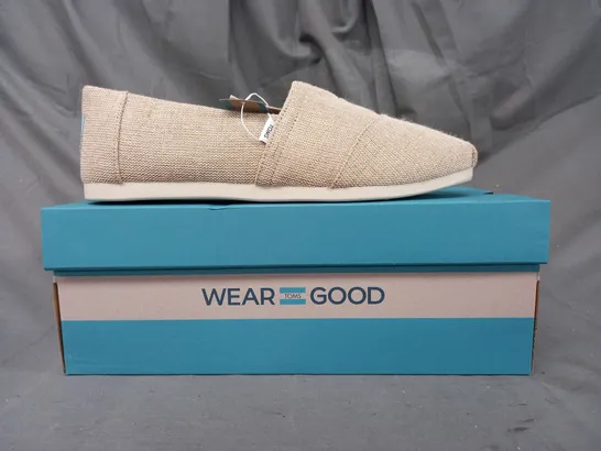 BOXED PAIR OF TOMS CANVAS SLIP-ON SHOES IN SAND UK SIZE 10.5