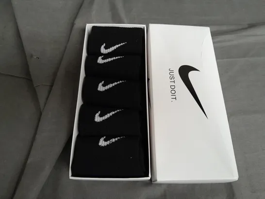 NIKE SET OF 5 SOCKS IN BLACK