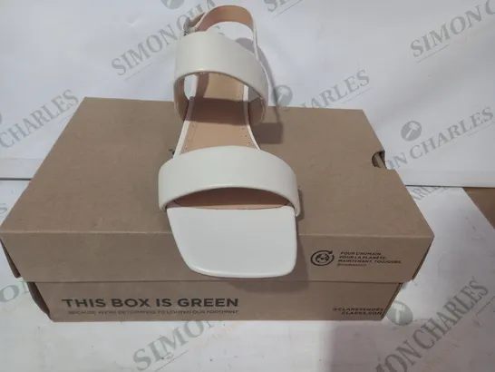 BOXED PAIR OF CLARKS SEREN 25 STRAP LEATHER SANDALS IN WHITE UK SIZE 6.5