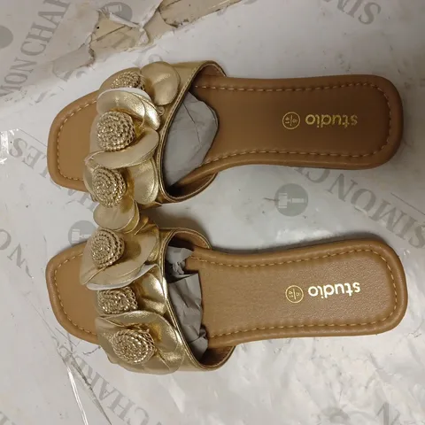 STUDIO GOLD SANDALS WITH FLOWERS SIZE 8