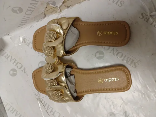 STUDIO GOLD SANDALS WITH FLOWERS SIZE 8