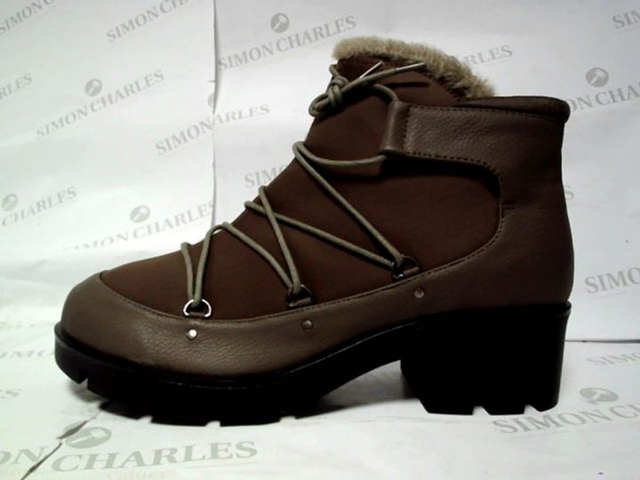 Lot 10361 BOXED UK SIZE 8 COCO PERLA BOOTS Simon