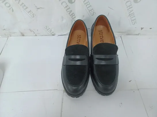 PAIR OF STRIVE LOAFERS IN BLACK SIZE 4.5 