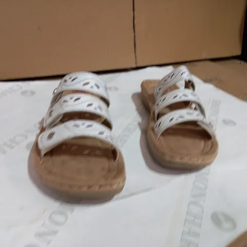 EARTH SPIRIT WHITE LEATHER SANDALS SIZE 6