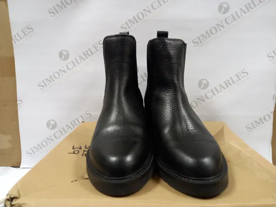 FATFACE BLAKE CHELSEA BOOTS IN BLACK - SIZE 39