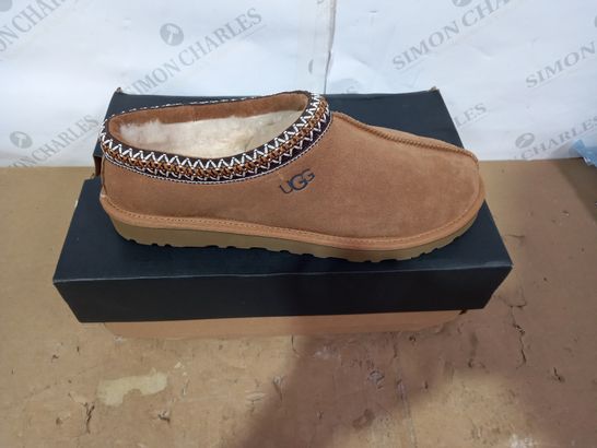 BOXED PAIR OF UGG SHOES SIZE 10