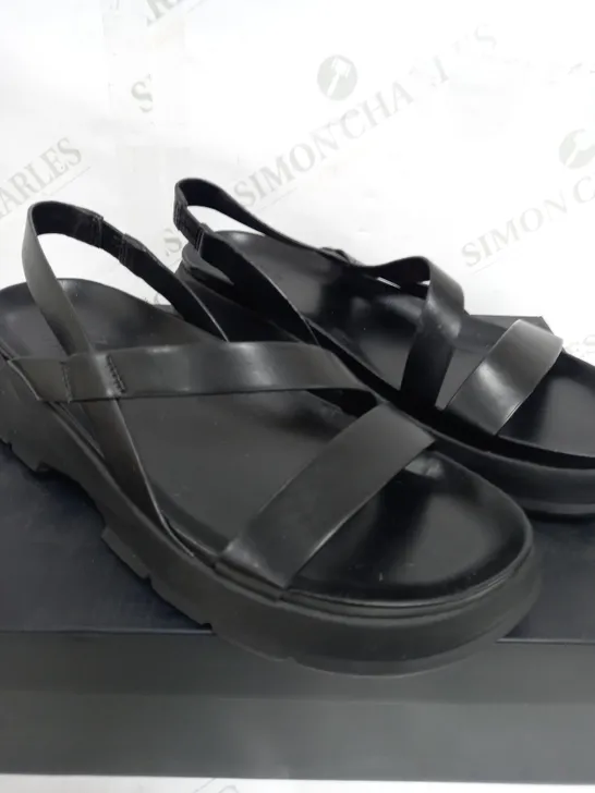 BOXED PAIR OF NATURALIZER SANDALS BLACK LEATHER - SIZE 6