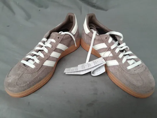 BOXED PAIR OF ADIDAS HANDBALL SPEZIAL W SHOES IN TAUPE UK SIZE 4.5