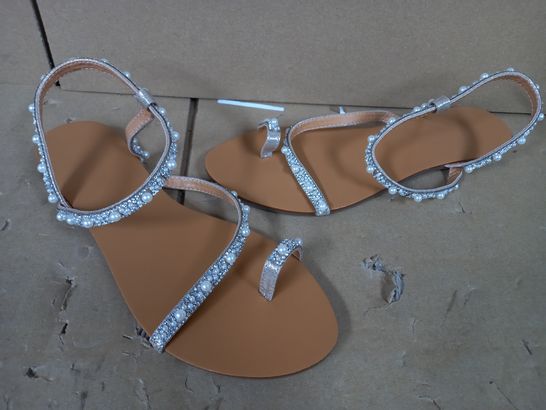 BOXED PAIR OF DESIGNER JEWELLED EFFECT SANDALS EU SIZE 39