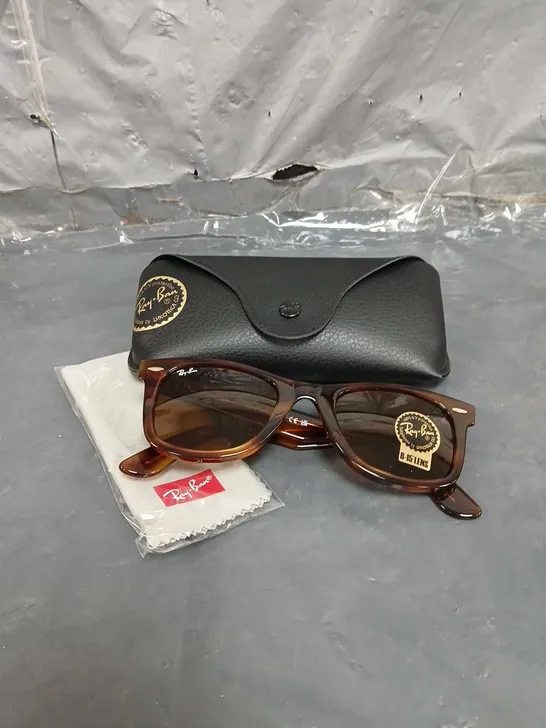 RAY-BAN WAYFARER SUNGLASSES IN LIGHT TORTOISE