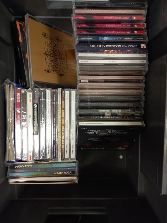 APPROXIMATELY 30 ASSORTED CDS FROM VARIOUS ARTISTS TO INCLUDE JOE WALSH, LINKIN PARK, CAROL HODGE ETC 