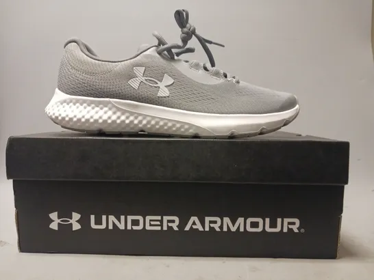 BOXED PAIR OF UNDER ARMOUR CHARGED ROGUE 4 SHOES IN GREY UK SIZE 8.5