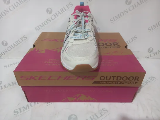 BOXED PAIR OF SKECHERS MEMORY FOAM TRAIL SHOES IN WHITE/BLUE/FUCHSIA SIZE 6