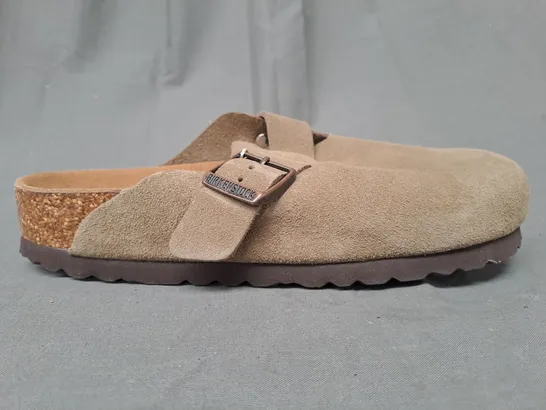 BOXED PAIR OF BIRKENSTOCK BOSTON BS SHOES IN TAUPE UK SIZE 5