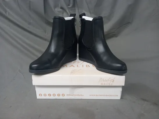 BOXED PAIR OF BLOWFISH MALIBU WEDGE ANKLE BOOTS IN BLACK SIZE 5