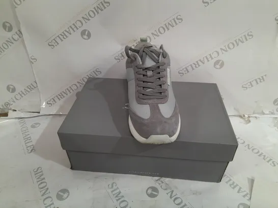 BOXED VIONIC TRAINERS IN GREY SIZE 5,5