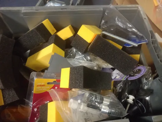 BOX OF ASSORTED CAR ITEMS TO INCLUDE FUSES , REAR VIEW MIRROR - RADIO AERIAL  -CLEANING SPONGE    / COLLECTION ONLY 