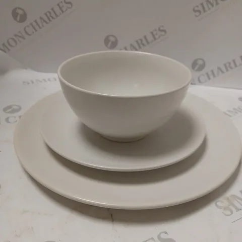 BRAND NEW BOXED CESIRO 12 PIECE DINNER SET TO INCLUDE LARGE PLATE SMALL PLATE AND BOWL IN MATT WHITE / COLLECTION ONLY 