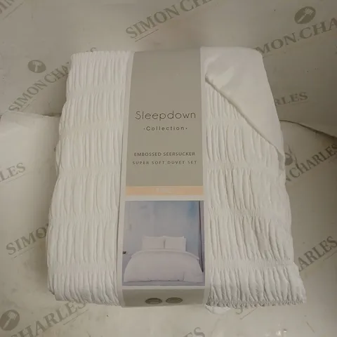 SLEEPDOWN EMBOSSED SEERSUCKER SUPER SOFT DUVET SET - KING. 