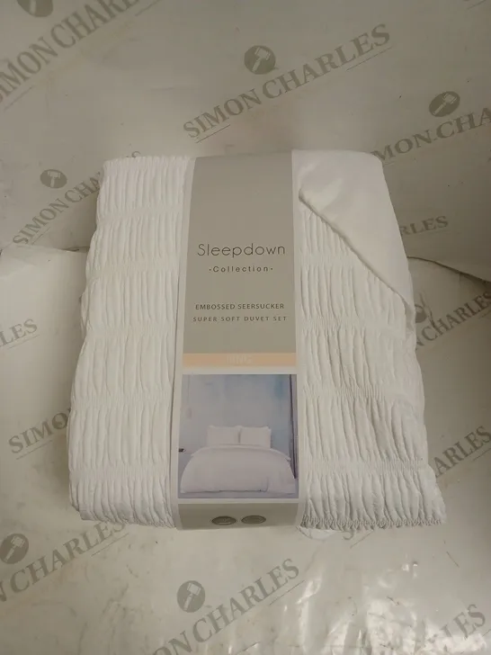 SLEEPDOWN EMBOSSED SEERSUCKER SUPER SOFT DUVET SET - KING. 