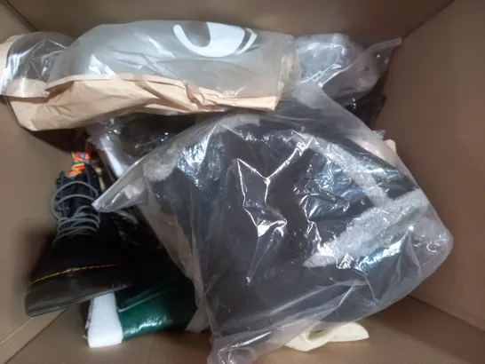 BOX OF APPROXIMATELY 10 ASSORTED PAIRS OF SHOES AND FOOTWEAR ITEMS IN VARIOUS STYLES AND SIZES TO INCLUDE PRIMARK, H&M, DR MARTENS, ETC