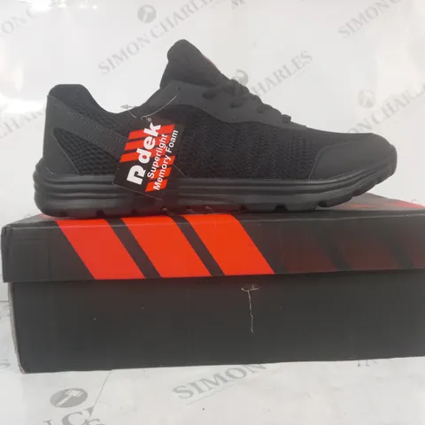 BOXED PAIR OF RDEK HYDE PARK TRAINERS IN BLACK SIZE 11