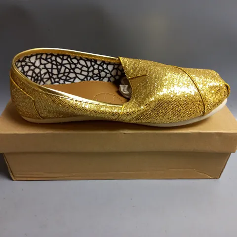 BOXED UNBRANDED LADIES GOLD PUMPS. SIZE 4