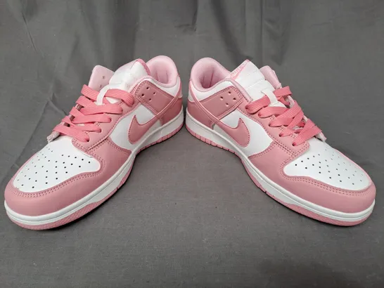 BOXED PAIR OF NIKE SHOES IN PINK/WHITE UK SIZE 6.5