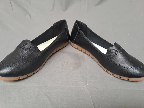 BOXED PAIR OF DESIGNER SLIP-ON SHOES IN BLACK EU SIZE 40