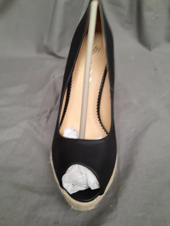 BOX OF APPROXIMATELY 10 WOMENS LAVANDAR HIGH HEEL SHOES IN VARIOUS SIZES