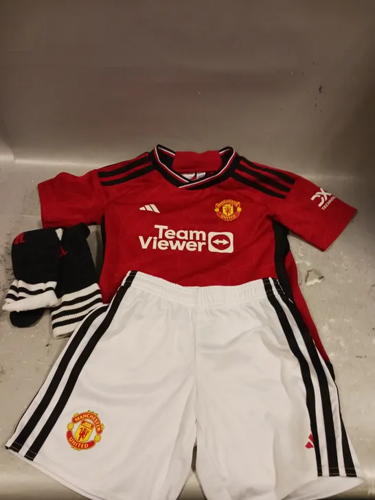 MANCHESTER UNITED MINI KIT 23/24 HOME FULL KIT - RED - SIZE 4-5 YEARS