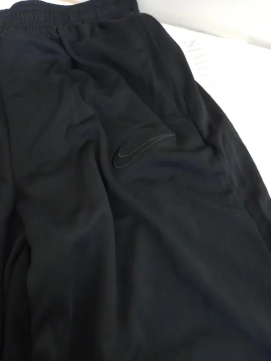 NIKE ACADEMY PANTS IN TRIPLE BLACK - JUNIOR 13XL