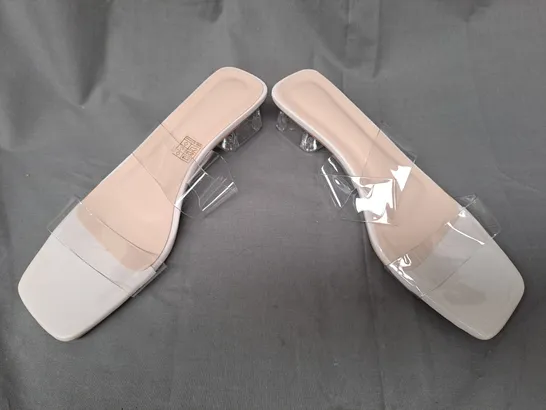 BOXED PAIR OF DESIGNER OPEN TOE LOW HEEL SANDALS IN BEIGE W. CLEAR STRAPS EU SIZE 43