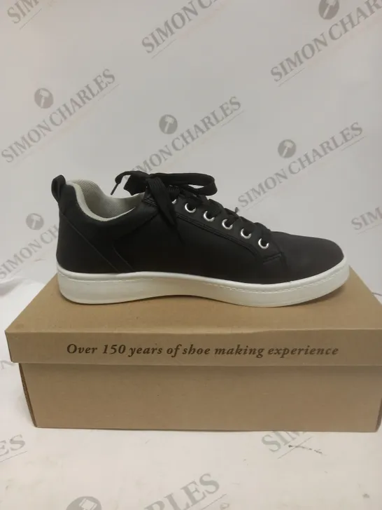 BOXED PAIR OF CUSHION WALK LASER CUT ZIP TRAINERS IN BLACK - SIZE 6