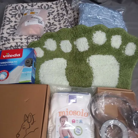 BOX OF APROXIMATELY 8 ASSORTED HOUSEHOLD ITEMS TO INCLUDE RUG, CORDOMATIC RETRACTABLE CLOTHES LINE, MIOSOLO REUSABLE NAPPY ETC 