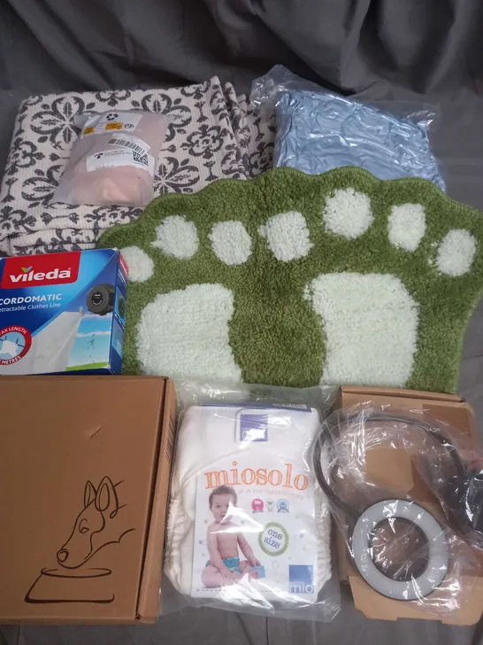 BOX OF APROXIMATELY 8 ASSORTED HOUSEHOLD ITEMS TO INCLUDE RUG, CORDOMATIC RETRACTABLE CLOTHES LINE, MIOSOLO REUSABLE NAPPY ETC 