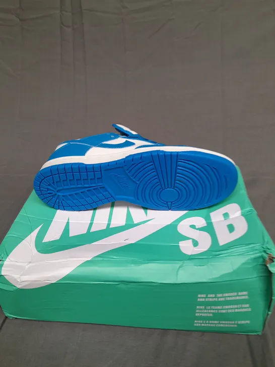 BOXED PAIR OF NIKE DUNKS LOW IN BLUE SIZE UK 5.5