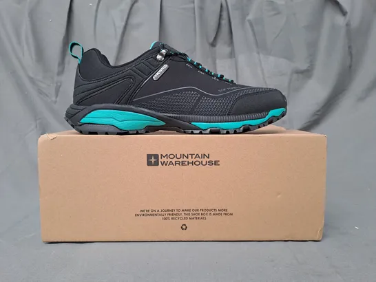 BOXED PAIR OF MOUNTAIN WAREHOUSE COLLIE WOMENS WATERPROOF RUNNING SHOES IN BLACK/CYAN UK SIZE 9