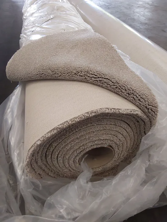 ROLL OF QUALITY ULTIMATE EXPRESSIONS PEARL CARPET // SIZE: 4 X 8.6m